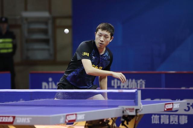 更衣室的凝 更衣室的凝